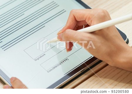 woman signing electronically woman signing electronically 93200580