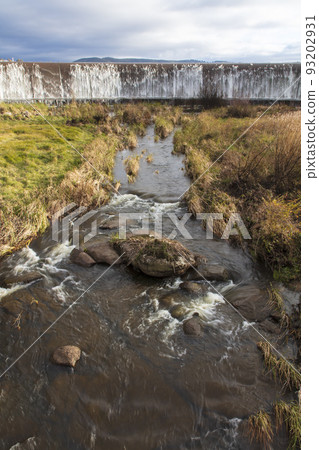 Water flowing over the wall at Lake Wallace in Wallerawang Water flowing over the wall at Lake Wallace in Wallerawang 93202931