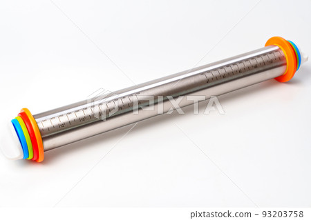 Metal rolling pin with thickness adjustment for rolling out the dough. 93203758