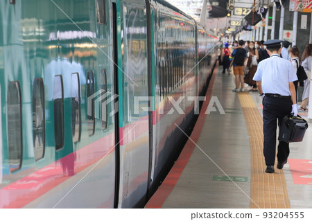 新幹線列車長在站台上行走 新幹線列車長在站台上行走 93204555