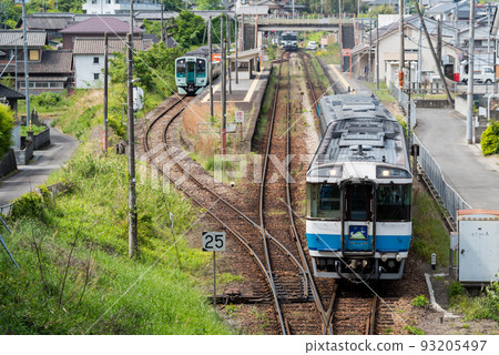 [Tokushima Line] Awa Kawashima Station where trains are exchanged 93205497