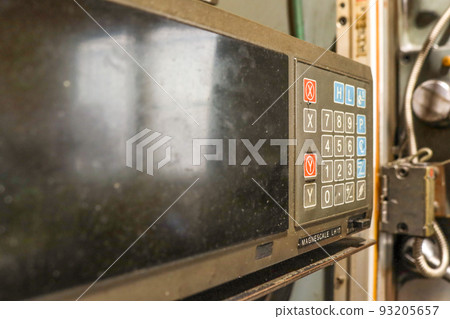 鎮金屬加工廠，機器控制面板 93205657