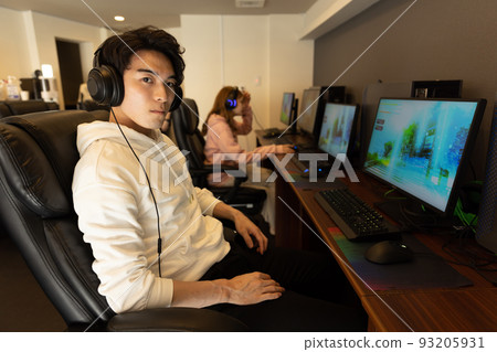 play games in the room 93205931