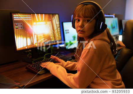 在房間裡玩遊戲 93205933