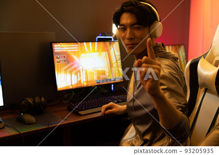 play games in the room 93205935