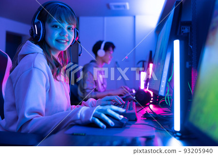 在房間裡玩遊戲 93205940