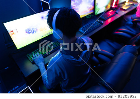 在房間裡玩遊戲 93205952