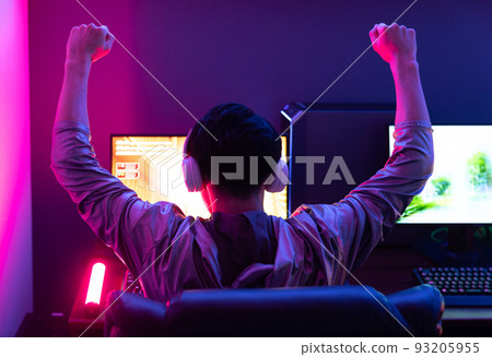 在房間裡玩遊戲 93205955