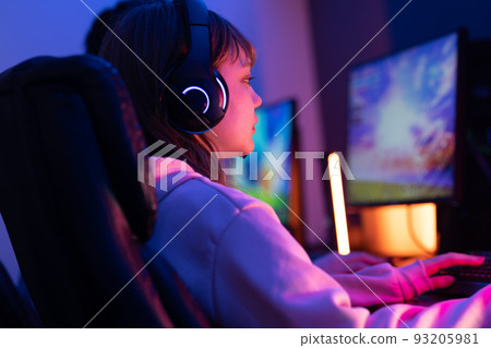 play games in the room 93205981