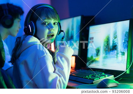 play games in the room 93206008