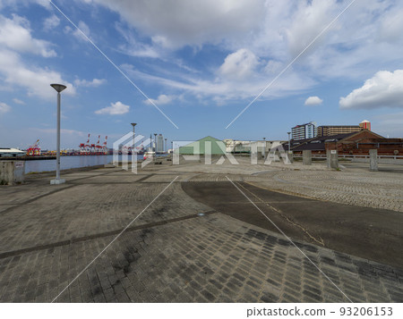Scenery of the square on the jetty of Osaka Port 93206153
