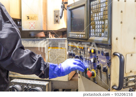 鎮金屬加工廠機器操作面板操作場景 93206158