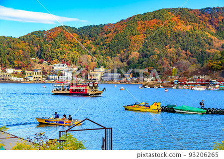 Autumn Yamanashi Prefecture Autumn leaves and sightseeing boats of Lake Kawaguchiko 93206265