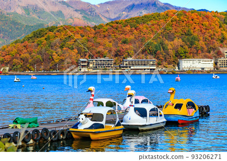 秋天的山梨縣河口湖觀光船平台 秋天的山梨縣河口湖觀光船平台 93206271