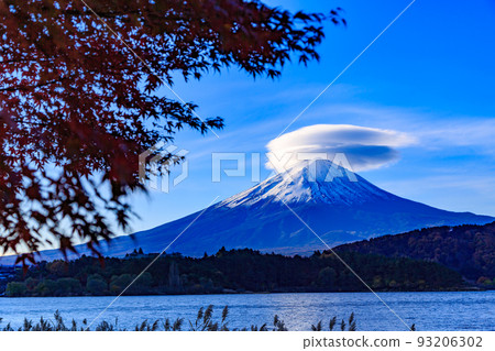 Yamanashi prefecture in autumn Mt.Fuji and clouds seen from Lake Kawaguchi 93206302