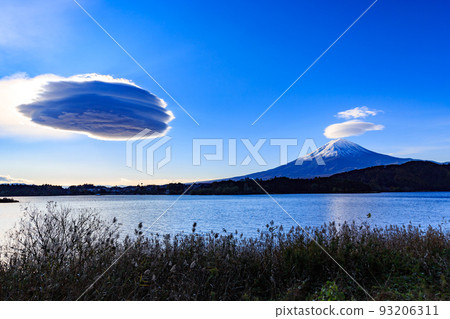 Yamanashi prefecture in autumn Mt. Fuji and hanging clouds seen from Lake Kawaguchi 93206311