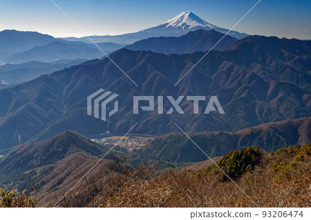 從南方大菩薩瀧子山看富士山和初剪街景 93206474