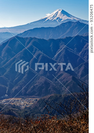 從南方大菩薩瀧子山看富士山和初剪街景 從南方大菩薩瀧子山看富士山和初剪街景 93206475