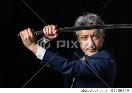 一個拿著日本刀的男人 黑色背景 93206509