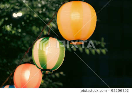 [夏季] 夜晚閃耀的七彩燈籠的夏日祭典 93206592