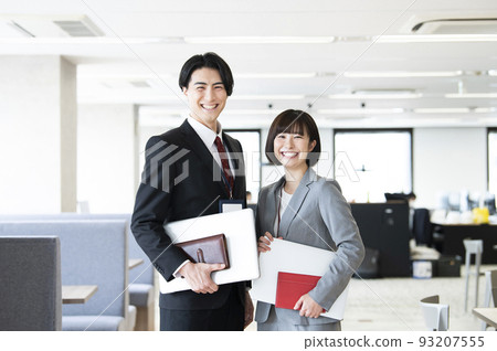 看著相機微笑肖像的商務男女 93207555