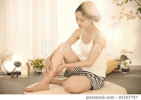 做腿部皮膚護理的年輕女性 93207797