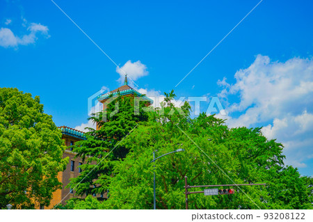 Fresh green of Nihon Odori (Yokohama Kannai) 93208122