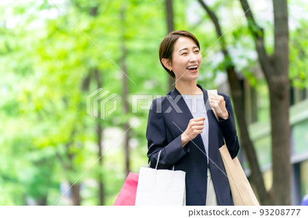 Woman shopping 93208777