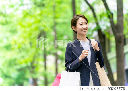 Woman shopping 93208778