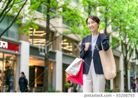 Woman shopping 93208793