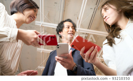 三名用智能手機交談的男女接近 93210350