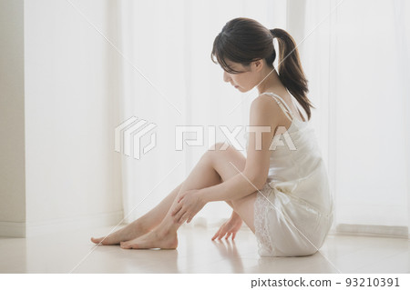 Women who care for swollen feet, foot massage, and body care Women who care for swollen feet, foot massage, and body care 93210391