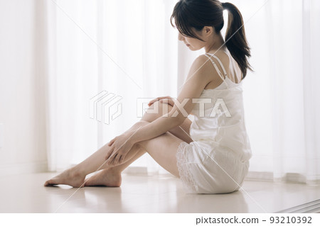 Women who care for swollen feet, foot massage, and body care Women who care for swollen feet, foot massage, and body care 93210392