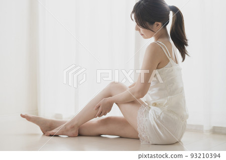 照顧腫脹的腳、足部按摩和身體護理的女性 照顧腫脹的腳、足部按摩和身體護理的女性 93210394