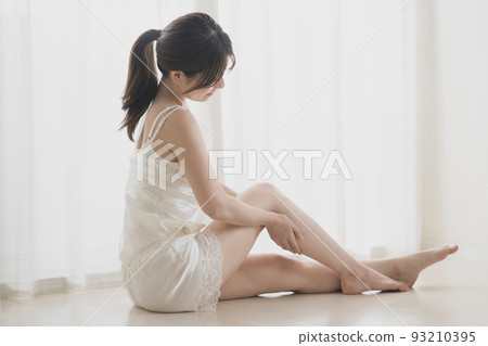 Women who care for swollen feet, foot massage, and body care Women who care for swollen feet, foot massage, and body care 93210395