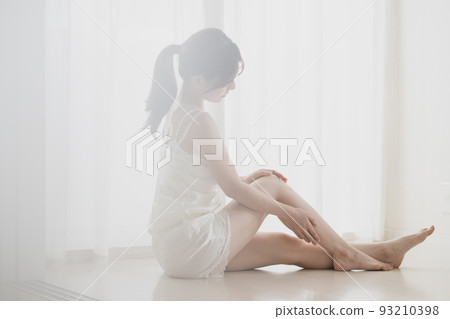 Women who care for swollen feet, foot massage, and body care 93210398