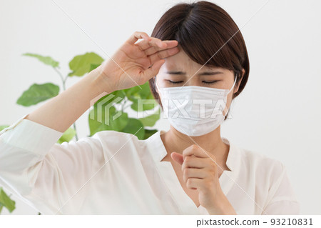 A woman who masks and coughs A woman who masks and coughs 93210831