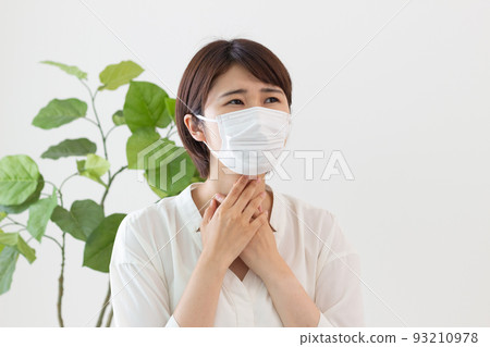 A woman who masks and coughs A woman who masks and coughs 93210978