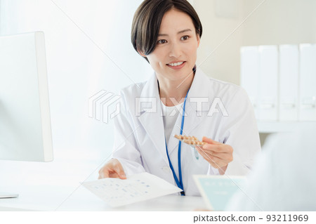 一個穿白大褂的女人在給藥 93211969