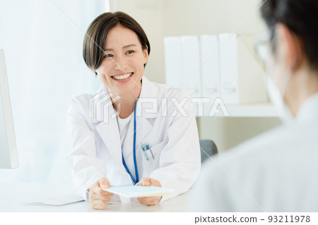 一個穿白大褂的女人在給藥 一個穿白大褂的女人在給藥 93211978