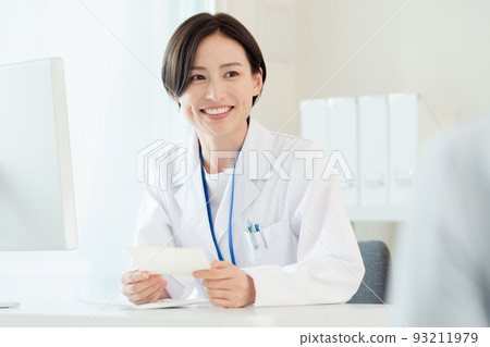 一個穿白大褂的女人在給藥 93211979