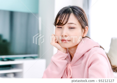 年輕女子在她的房間裡放鬆 年輕女子在她的房間裡放鬆 93212127