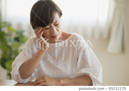 擔心的女人,頭痛,思考日本女人形象 擔心的女人,頭痛,思考日本女人形象 93212170