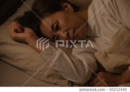 Image of a woman who can't fall asleep, lack of sleep, insomnia　 93212440