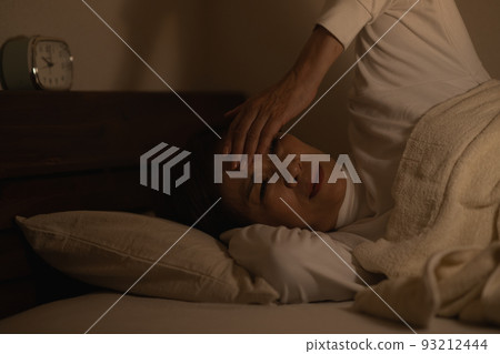 Image of a woman who can't fall asleep, lack of sleep, insomnia　 93212444