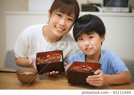 Parent and child eating Unaju 93212489