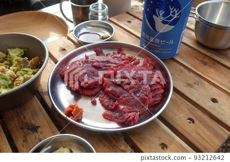 用牛油果和馬肉喝啤酒 用牛油果和馬肉喝啤酒 93212642