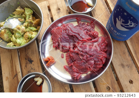 用牛油果和馬肉喝啤酒 用牛油果和馬肉喝啤酒 93212643
