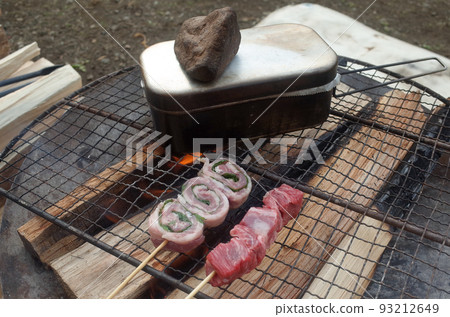 篝火上的烤串和米飯 93212649