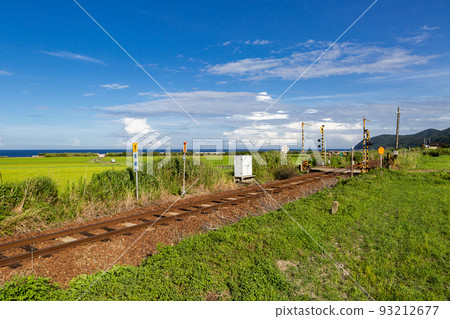 山口縣下關市豐浦町山陰本線本鄉鐵路道口和梯田景觀 93212677